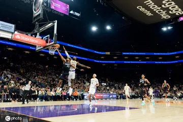 詹姆斯制勝罰球狄龍2T遭驅(qū)逐湖人險勝太陽