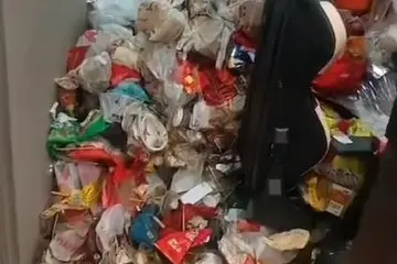 長春一電競酒店退房后畫面“不堪入目”，垃圾堆積如山超1米高，酒店：顧客入住超兩年，花了3天才清掃完
